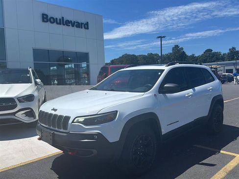 Used 2019 Jeep Cherokee Trailhawk AWD/4WD image 17