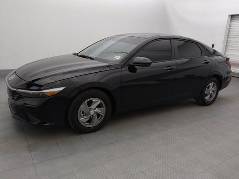 Used 2025 Hyundai Elantra SE w/ Cargo Package FWD image 2