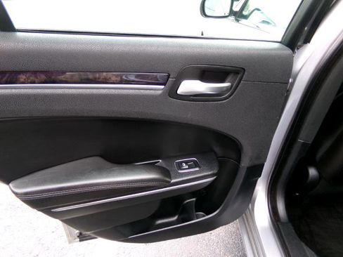 Used 2018 Chrysler 300 Limited image 30