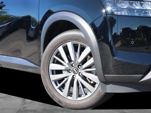 Certified 2025 Nissan Pathfinder SL w/ SL Premium Package FWD image 3