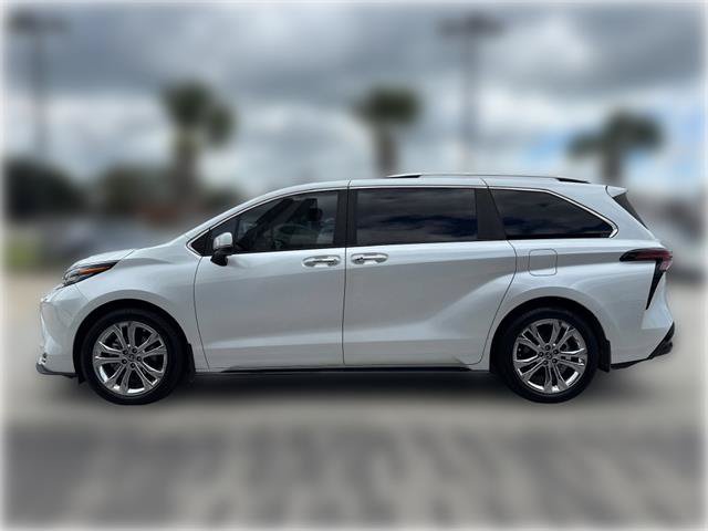 Used 2024 Toyota Sienna Platinum FWD image 5