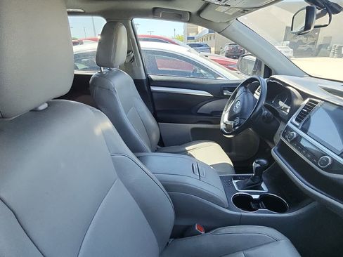 Used 2016 Toyota Highlander XLE AWD/4WD image 10