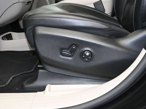Used 2023 Chrysler Pacifica Touring-L FWD image 20