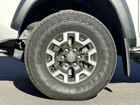 Used 2022 Toyota Tacoma TRD Off-Road image 22