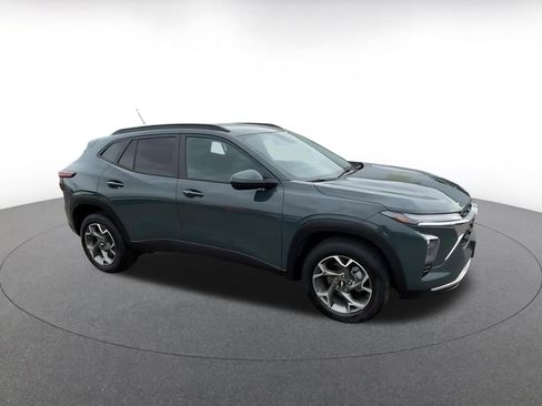 Used 2025 Chevrolet Trax LT w/ LT Convenience Package image 2