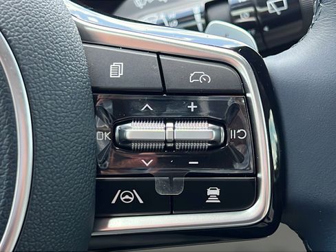 New 2026 Kia Carnival EX FWD image 24