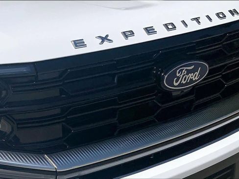Used 2025 Ford Expedition Platinum AWD/4WD image 32