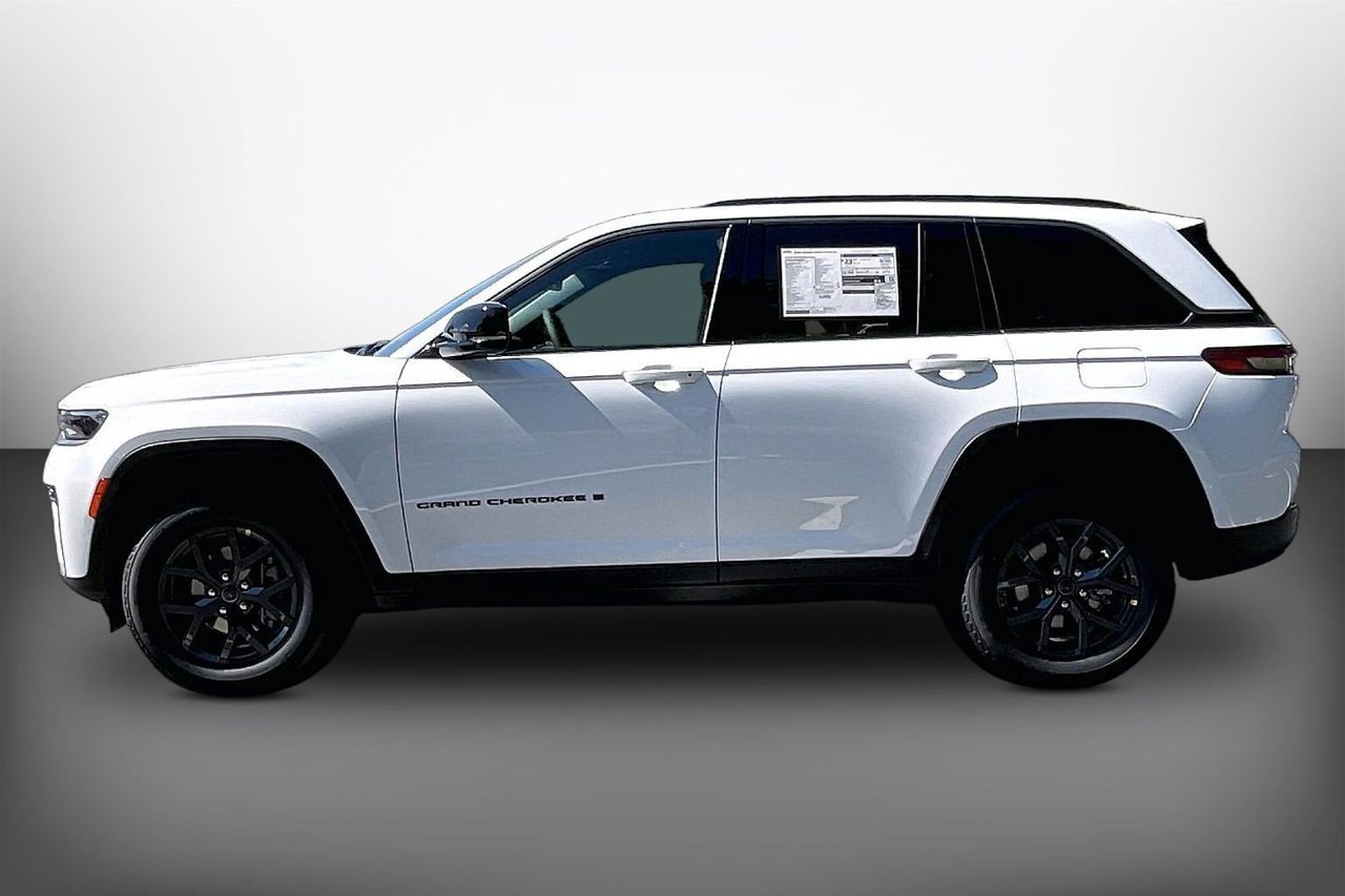 New 2027 Jeep Grand Cherokee Altitude RWD image 5