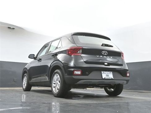 Used 2025 Hyundai Venue SE image 32