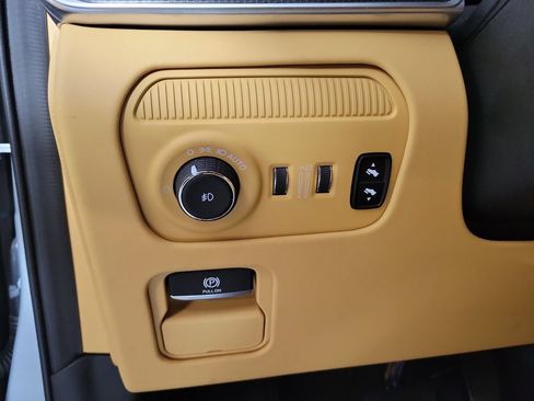 Used 2025 Jeep Grand Wagoneer Series III w/ Rear Seat Video Group 1 AWD/4WD image 13