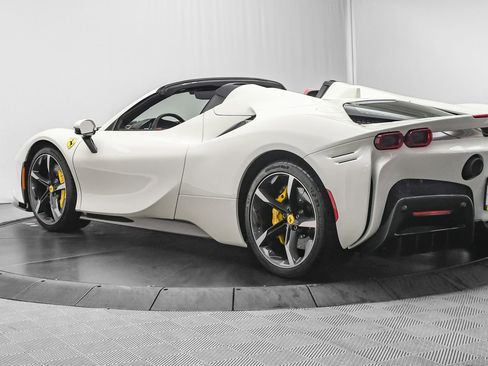 Used 2022 Ferrari SF90 Spider image 5