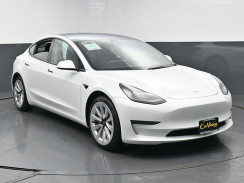 Used 2023 Tesla Model 3 Standard Range image 2