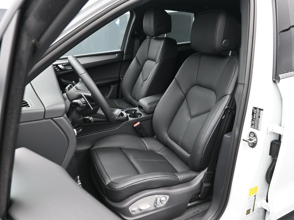 Certified 2026 Porsche Macan AWD/4WD image 5