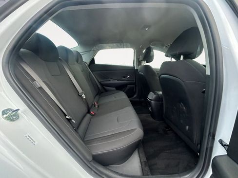 Certified 2025 Hyundai Elantra SE image 11