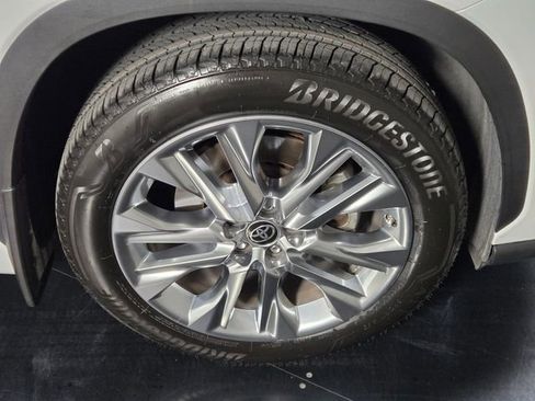 Used 2023 Toyota Highlander Limited AWD/4WD image 9