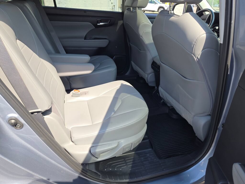 Used 2021 Toyota Highlander XLE AWD/4WD image 8
