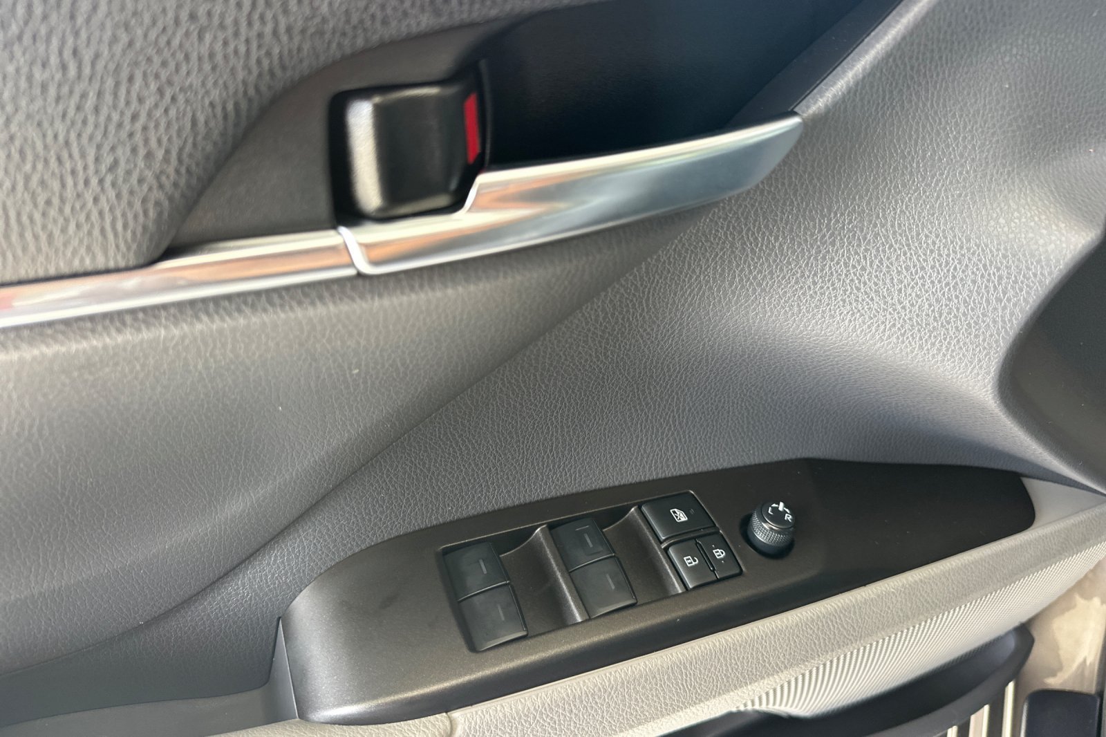 Used 2024 Toyota Camry LE w/ Convenience Package FWD image 11
