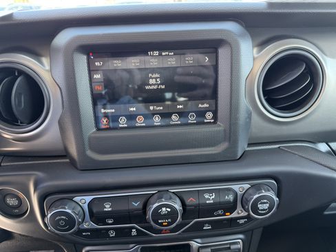 Used 2023 Jeep Gladiator Sport image 15