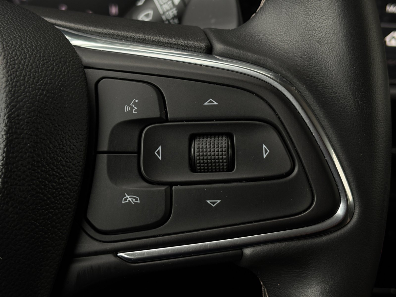 Used 2023 Buick Envision Essence w/ Sport Touring Package FWD image 17
