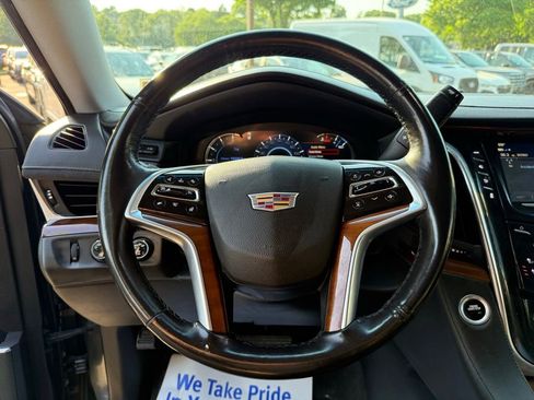 Used 2019 Cadillac Escalade Luxury AWD/4WD image 10