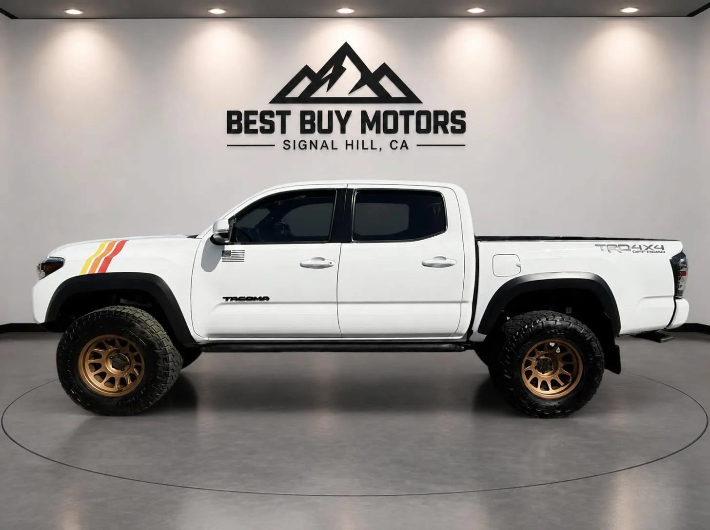 Used 2021 Toyota Tacoma TRD Off-Road w/ Technology Package AWD/4WD image 9