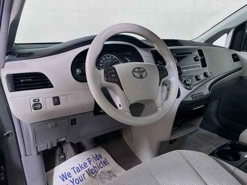 Used 2011 Toyota Sienna LE w/ Towing Pkg FWD image 9