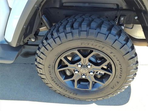 Used 2025 Jeep Gladiator Sport image 18