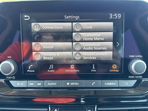 Used 2025 Nissan Pathfinder SV image 19