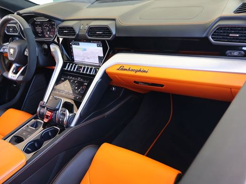 Used 2022 Lamborghini Urus AWD/4WD image 22