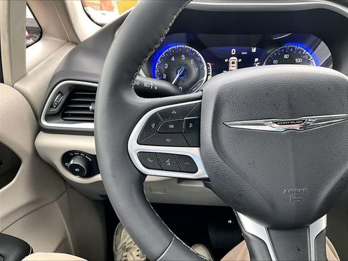 Used 2024 Chrysler Pacifica Touring-L FWD image 10