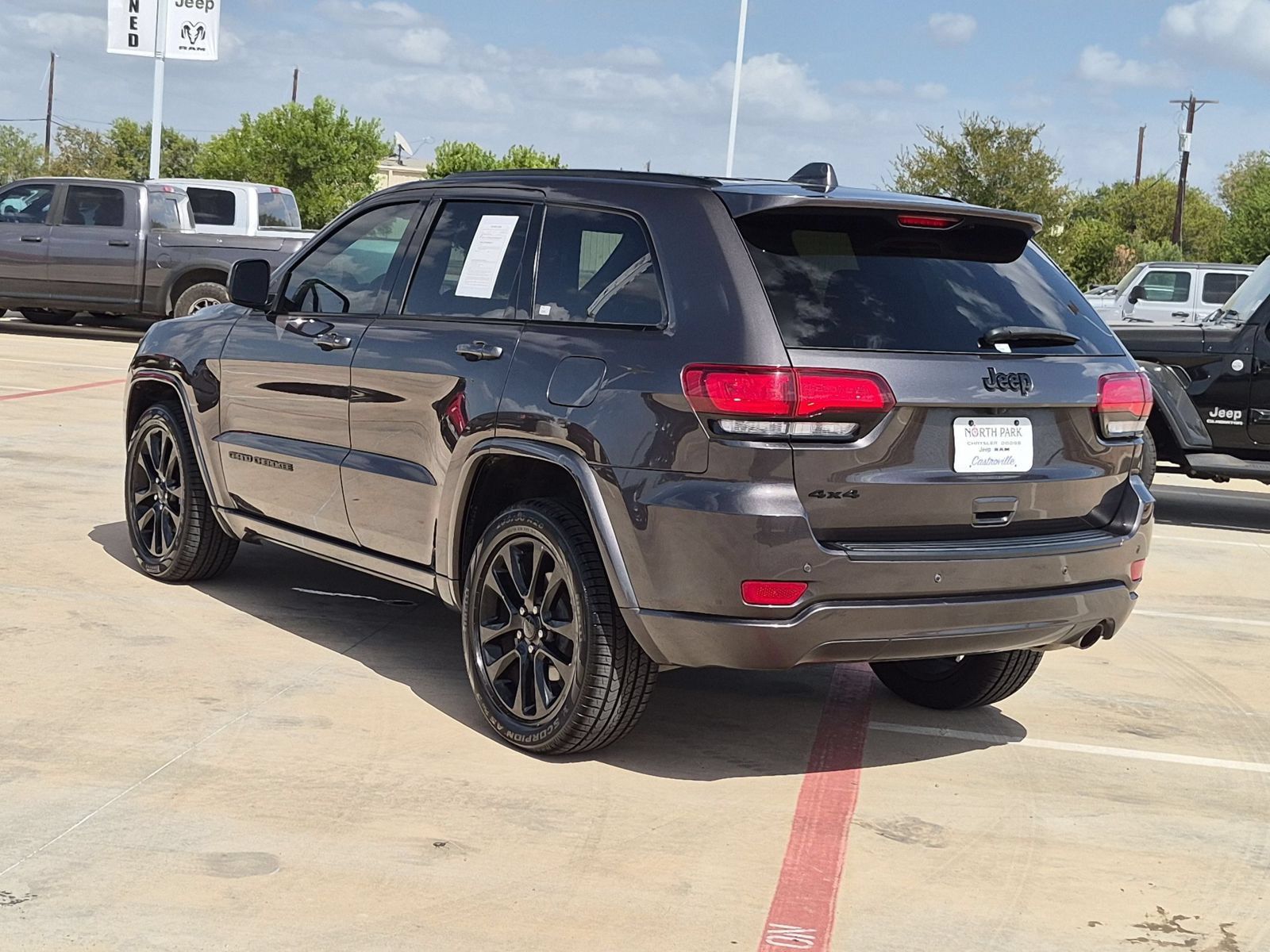 Used 2021 Jeep Grand Cherokee Laredo X AWD/4WD image 5