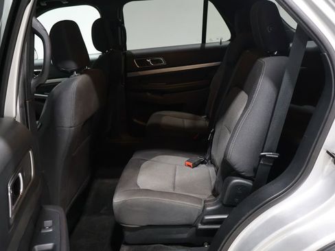 Used 2018 Ford Explorer XLT image 18