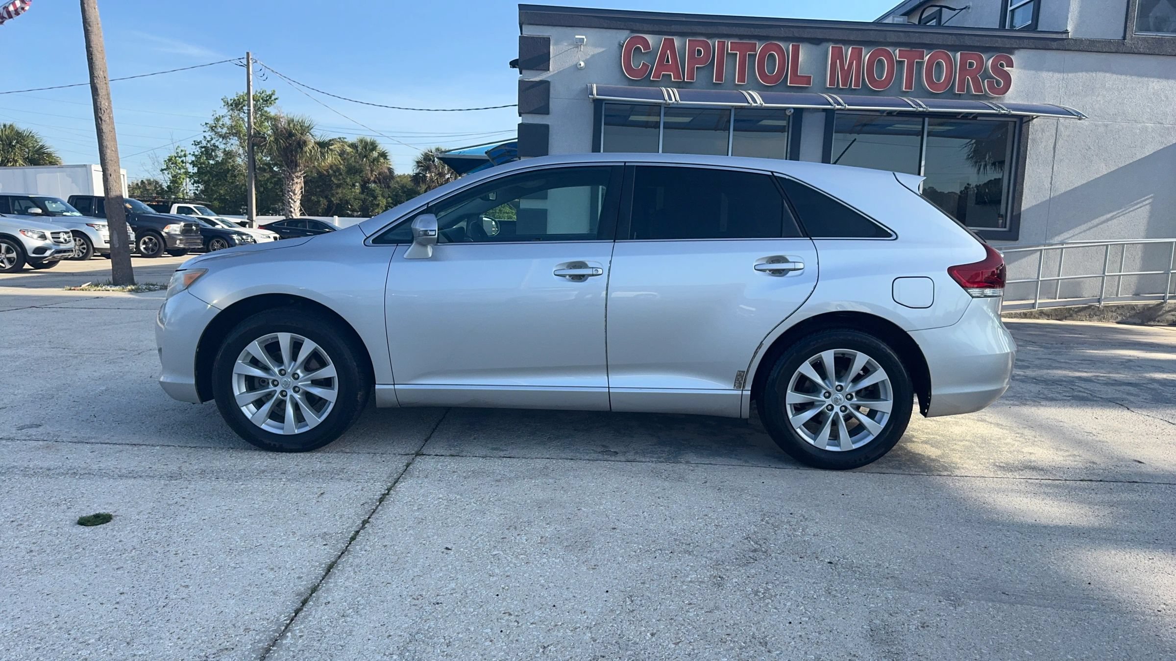 Used 2013 Toyota Venza LE FWD image 2