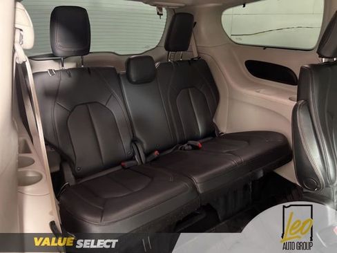 Used 2020 Chrysler Pacifica Touring-L image 14