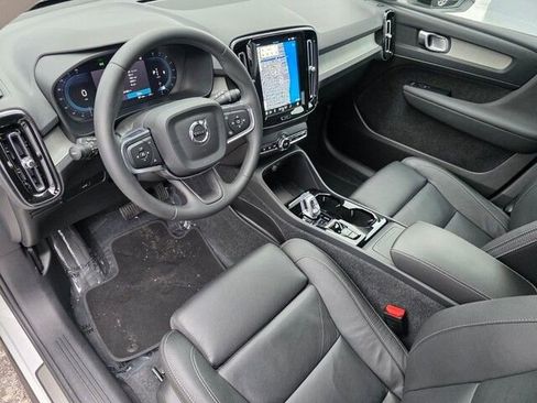 Used 2024 Volvo XC40 B5 Plus image 11