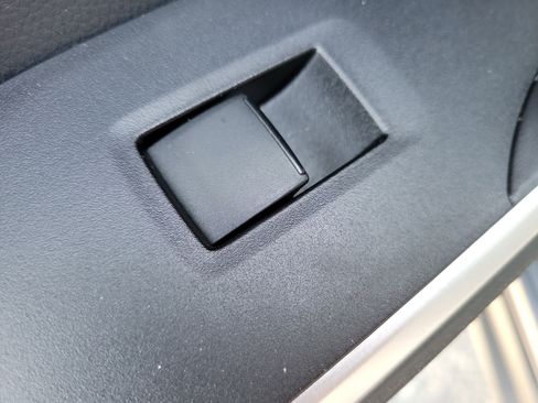 Used 2019 Toyota RAV4 LE FWD image 14