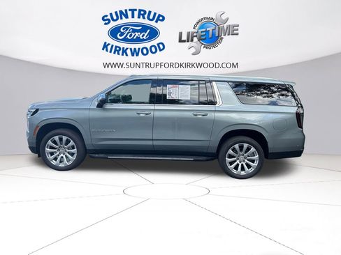Used 2025 Chevrolet Suburban Premier RWD image 2