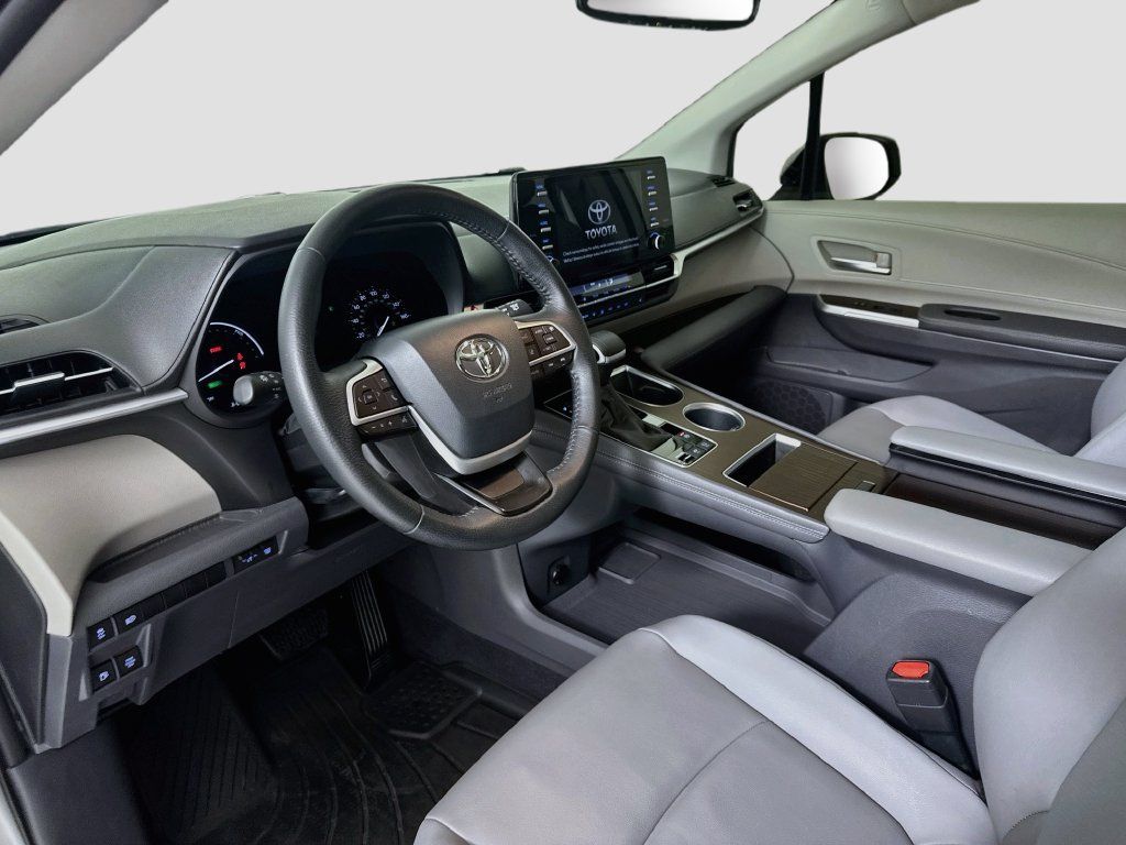 Used 2022 Toyota Sienna XLE FWD image 10