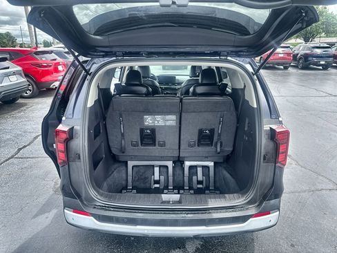 Used 2025 Kia Carnival FWD image 19