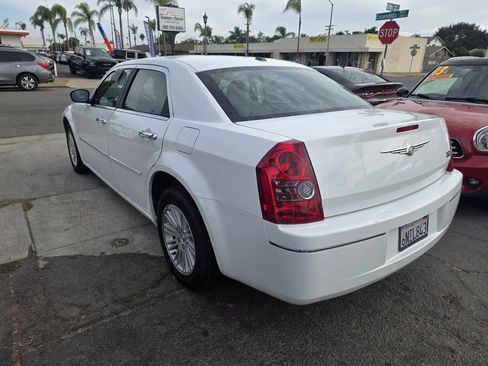 Used 2010 Chrysler 300 Touring RWD image 4