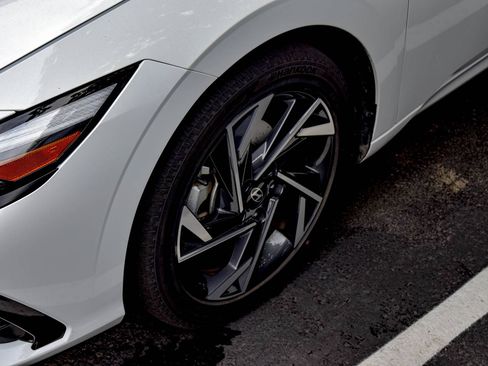 Used 2025 Hyundai Elantra SEL FWD image 12