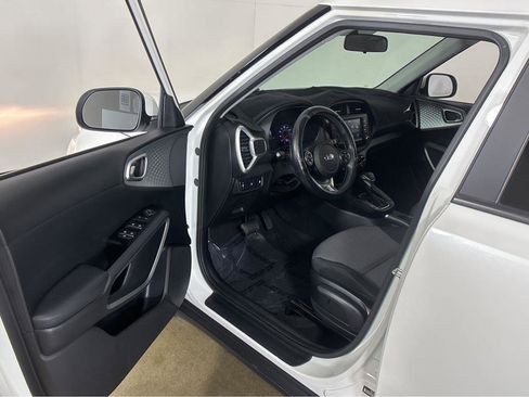 Used 2021 Kia Soul LX image 2