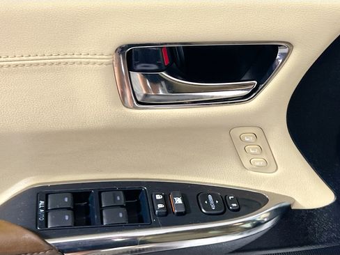 Used 2018 Toyota Avalon XLE Premium image 16