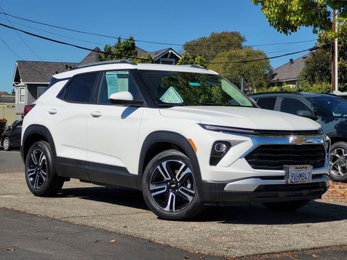 Used 2025 Chevrolet TrailBlazer LT w/ Convenience Package image 2