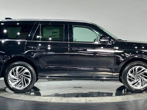 New 2026 Lincoln Navigator Reserve AWD/4WD image 10