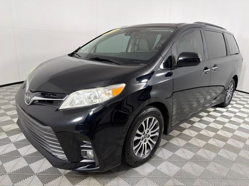 Used 2018 Toyota Sienna XLE image 9
