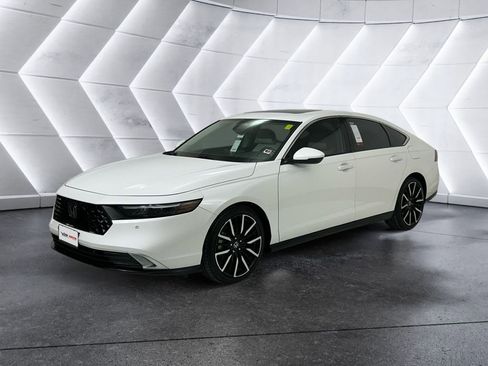 Used 2024 Honda Accord Touring image 3