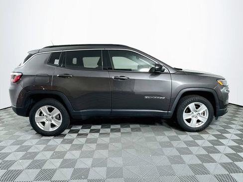 Used 2022 Jeep Compass Latitude w/ Sun and Sound Group AWD/4WD image 9