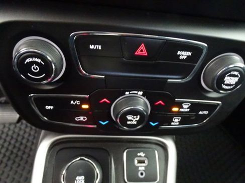 Used 2018 Jeep Compass Latitude w/ Popular Equipment Group AWD/4WD image 13