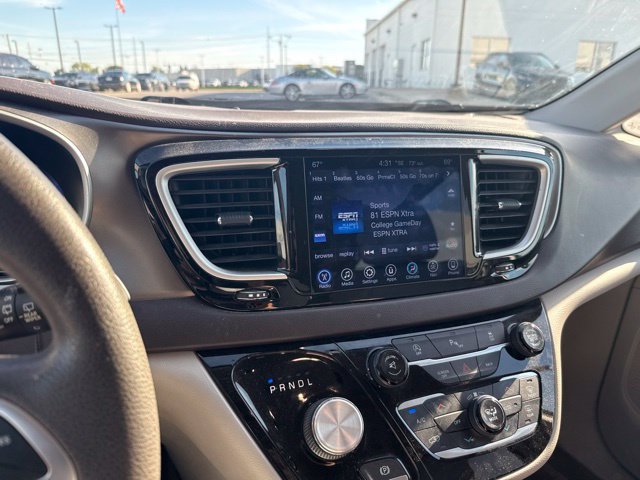 Used 2017 Chrysler Pacifica Touring Plus w/ Tire & Wheel Group FWD image 26